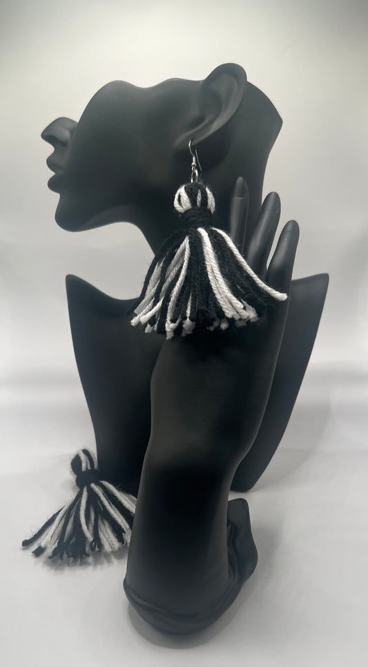 #1-711 Tassel Me, Honnee earrings B&W