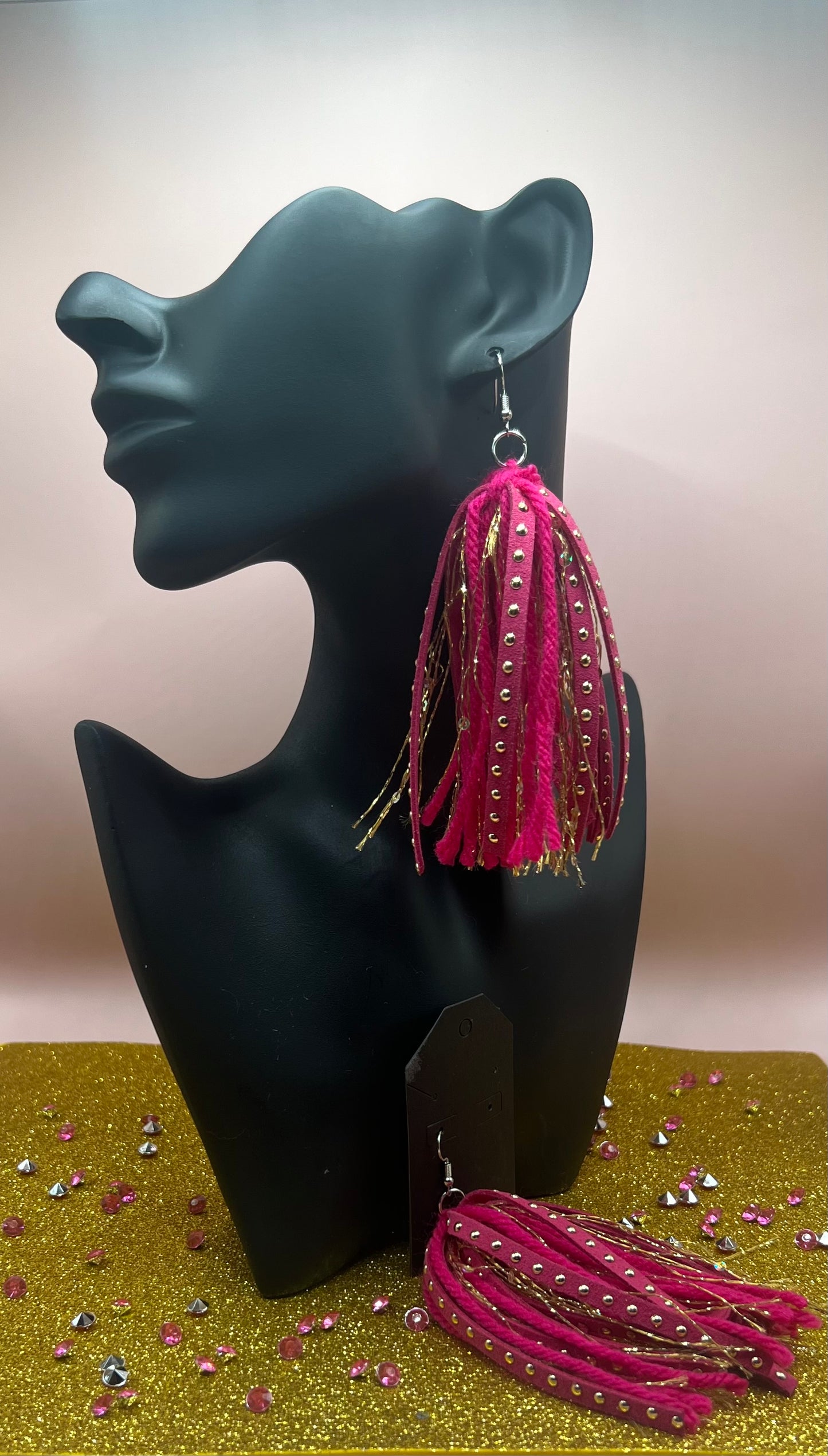 #24 Tassel Me, Honnee Hot pink with gold circles, pink and gold